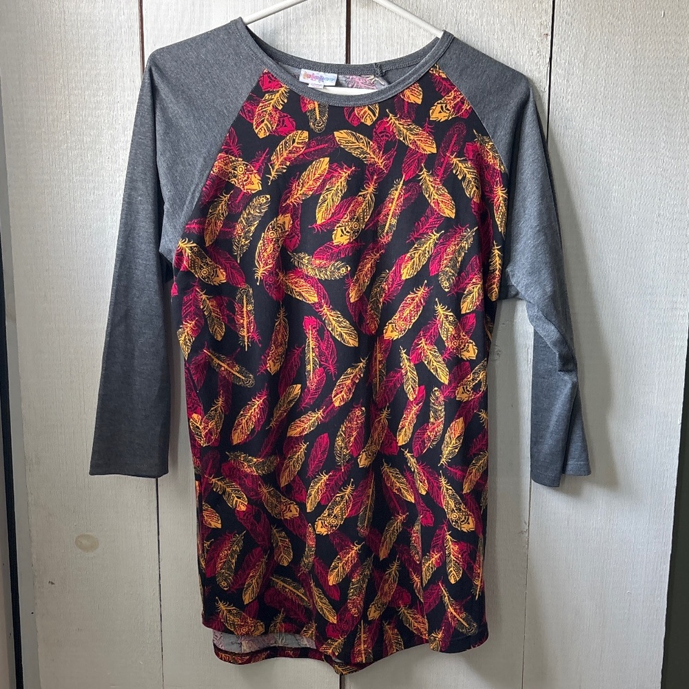 Lularoe quarter sleeved feathered design top